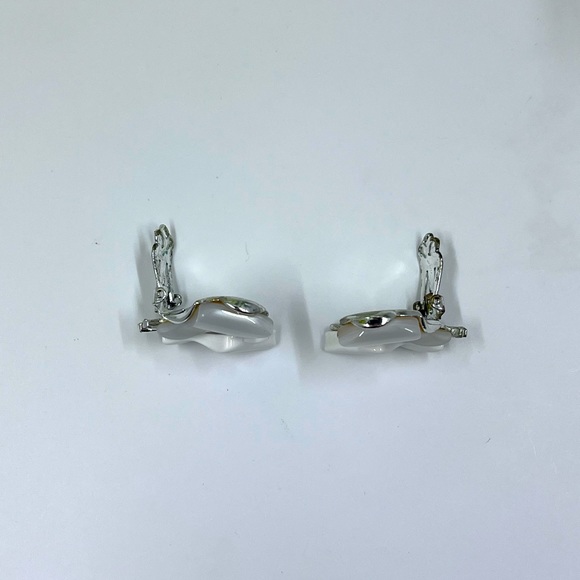 Mid Century Arthur Pepper Signed Vintage White Acrylic Abstract Clip On Earrings - Picture 12 of 12